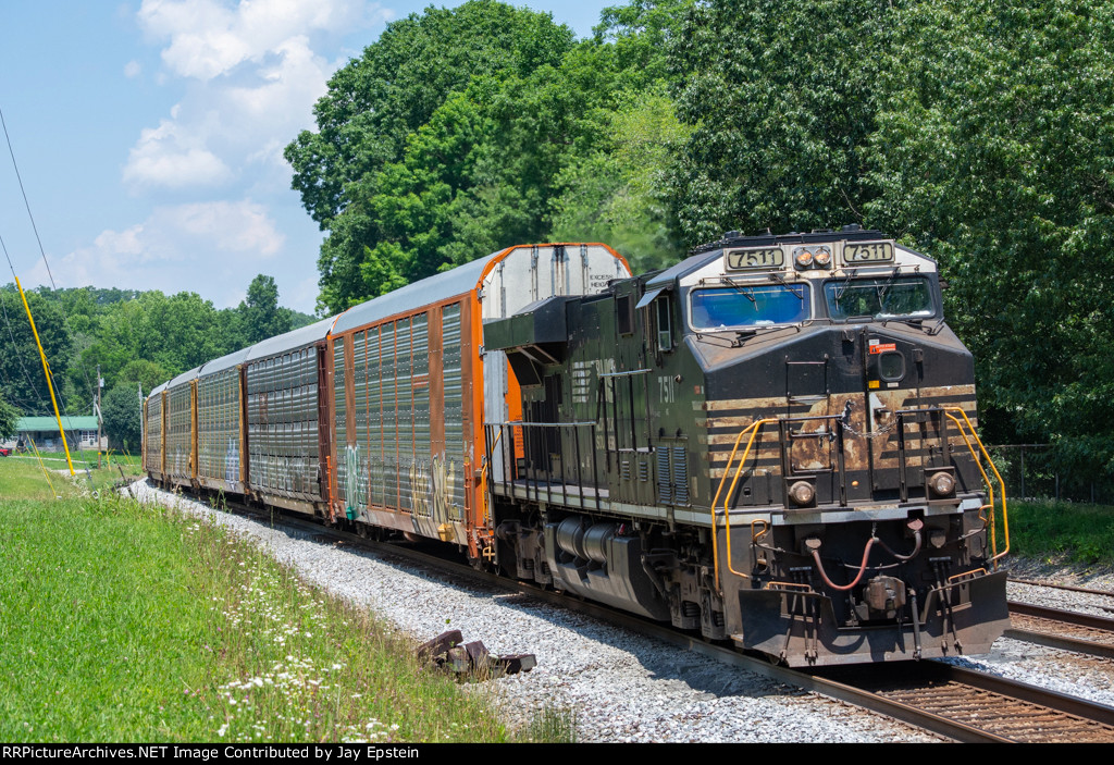 NS 7511 leads an autorack train south at Oneida 